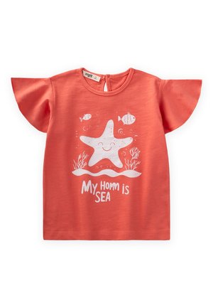 Koralfarvet babyshirt med flagrende ærmer og en hvid smilende søstjerne grafik, to fisk, havplanter og teksten "My home is sea".