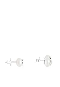 Pendientes de perlas blancas en forma de botón, montados en plata, con un acabado suave y forma redondeada, asegurados con un cierre de poste y mariposa.