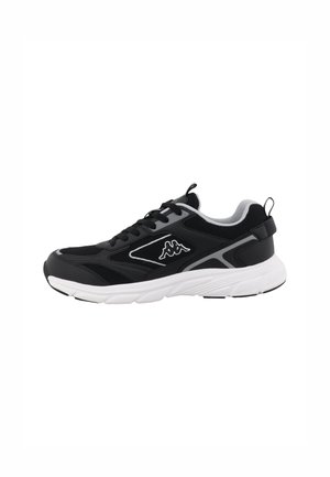 Baskets de sport noires en tissu mesh, avec une semelle blanche et des accents gris contrastants. Caractéristiques : bout rond, lacets, et détails du logo.