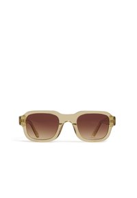 Gafas de sol translucidas de color marrón claro con lentes cuadrados, tinte degradado marrón oscuro y patillas transparentes con sutiles detalles metálicos.