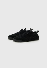 Sneakers neri con un design in mesh e dettagli in camoscio, chiusura con lacci e suola in gomma testurizzata per una migliore aderenza.