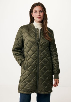 Gevoerde olijfgroene lange jas met een ritssluiting, ribgebreide manchetten, zijzakken en een soepele textuur. Bevat een ruitpatroon over de hele jas.