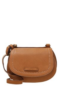 Brązowa skórzana torba na ramię o ziarnistej fakturze, zaokrąglonym kształcie, ozdobnym przeszyciu i oznaczonej metce. Z regulowanym paskiem.