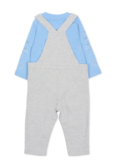 Camicia a maniche lunghe azzurro chiaro abbinata a una salopette a righe grigie e bianche. La camicia presenta motivi di gatti sulle maniche, con bretelle regolabili.