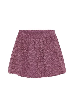 Korte mauve rok met elastische tailleband en kanten overlay stof, plat afgebeeld op een witte achtergrond.