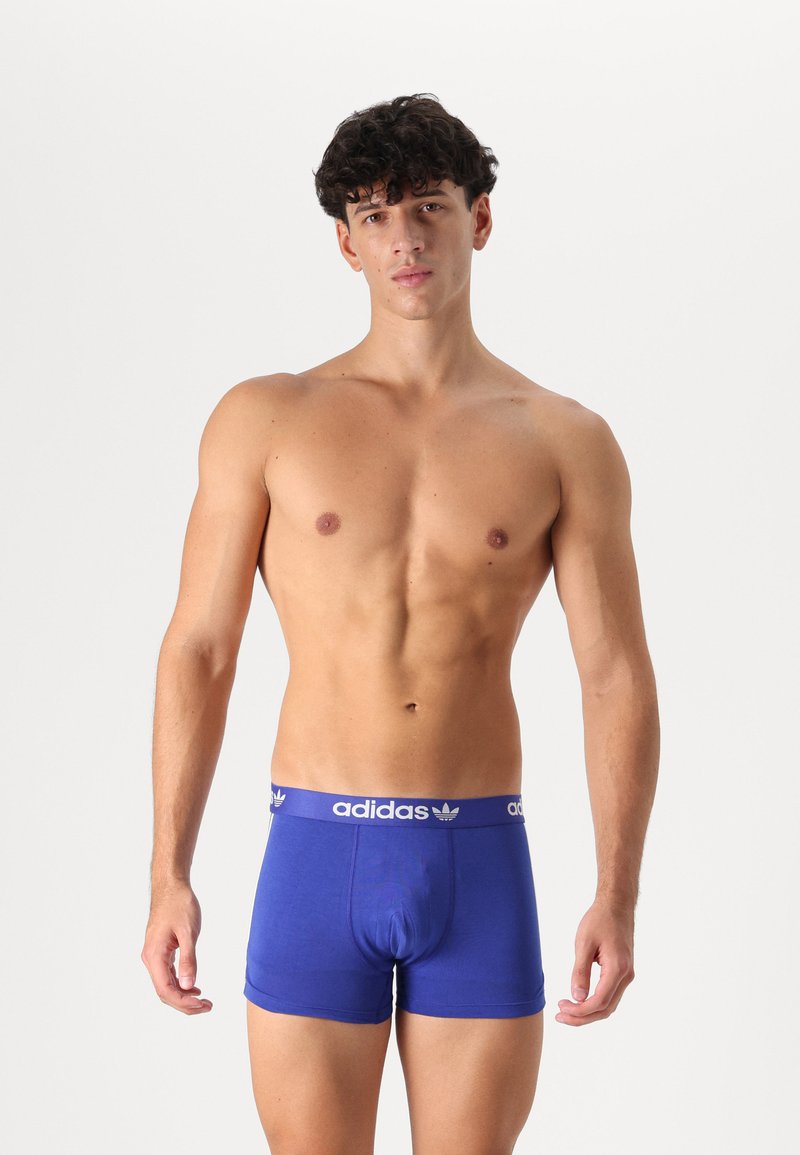 Kék pamut boxer alsónadrág, fitted dizájnnal és fehér márkázott derékkal. Az anyag simának tűnik, enyhe fénylással.