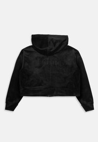 Černá krátká mikina z veluru s dlouhými rukávy a kapucí, na zadní straně zdobená nápisem „Juicy“ z tmavých kamínků.