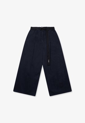 Marineblaue, weit geschnittene Hosen aus einem glatten Stoff, mit einem schwarzen, gürtelförmigen Bund und Falten, minimalistischem Design und ohne Muster.