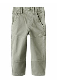 Pantalon cargo vert clair en tissu mélangé coton. Il comprend des poches latérales, des accents de couture et une fermeture à bouton à la taille.