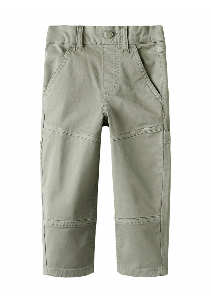 Pantalon cargo vert clair en tissu mélangé coton. Il comprend des poches latérales, des accents de couture et une fermeture à bouton à la taille.