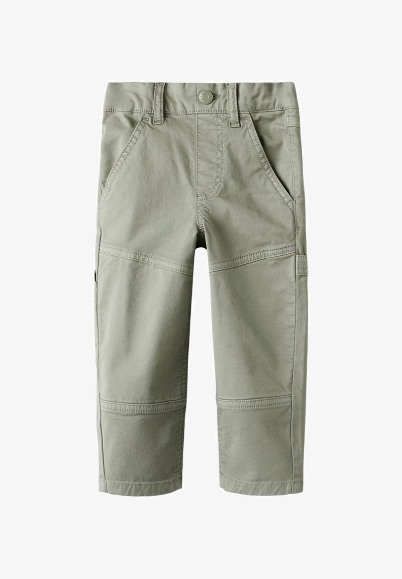 Pantalon cargo vert clair en tissu mélangé coton. Il comprend des poches latérales, des accents de couture et une fermeture à bouton à la taille.