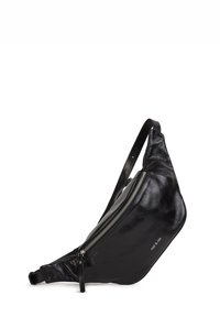 Sac bandoulière en cuir noir à texture brillante, forme incurvée, fermeture éclair argentée et sangle ajustable ; présente un logo sur le côté.