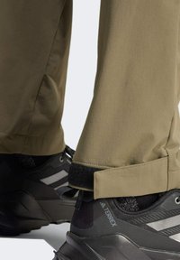 Adidas Terrex XPERIOR - Hlače za otvoreno - olive strata
