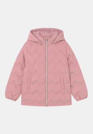 Veste matelassée rose avec capuche, fermeture zippée à l'avant et deux poches latérales, dotée de poignets élastiques et d'un design rembourré.