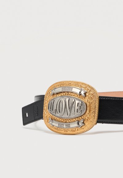 Cintura in pelle nera con grande fibbia ornata in oro e argento incisa con "LOVE", "Moschino" e "Since 1983".