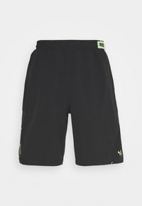 Mustat urheilushortsit, joissa on elastinen vyötärönauha, sivutaskut ja pieni neonvihreä Puma-logo alahelman lähellä valkoisella taustalla.