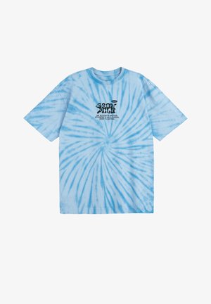 Jasnoniebieski i biały t-shirt z krótkim rękawem w stylu tie-dye z czarnym abstrakcyjnym tekstem i motywującym hasłem na piersi.