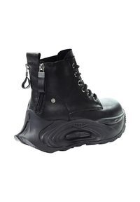 Czarny skórzany botek za kostkę z zaokrąglonym noskiem, gumową podeszwą, sznurowanym przodem i bocznym zamkiem. Posiada teksturowaną podeszwę zapewniającą przyczepność.