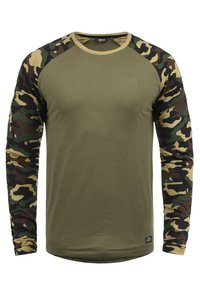 Olijfgroene longsleeve shirt met camouflagepatroon op de mouwen. Gemaakt van zachte stof, met een ronde halslijn en een normale pasvorm.