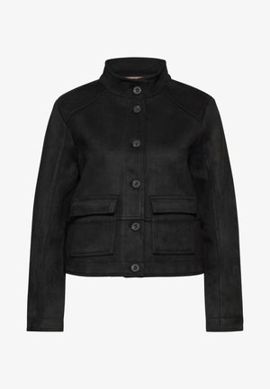 Zwarte suède jas met een hoge kraag, sluiting met knopen aan de voorkant en twee klepzakken. Heeft een gladde textuur en een getailleerde pasvorm.