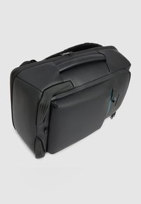 Bolso para portátil negro y elegante con asa acolchada, bolsillo externo con cremallera y protectores en las esquinas sobre un fondo liso.