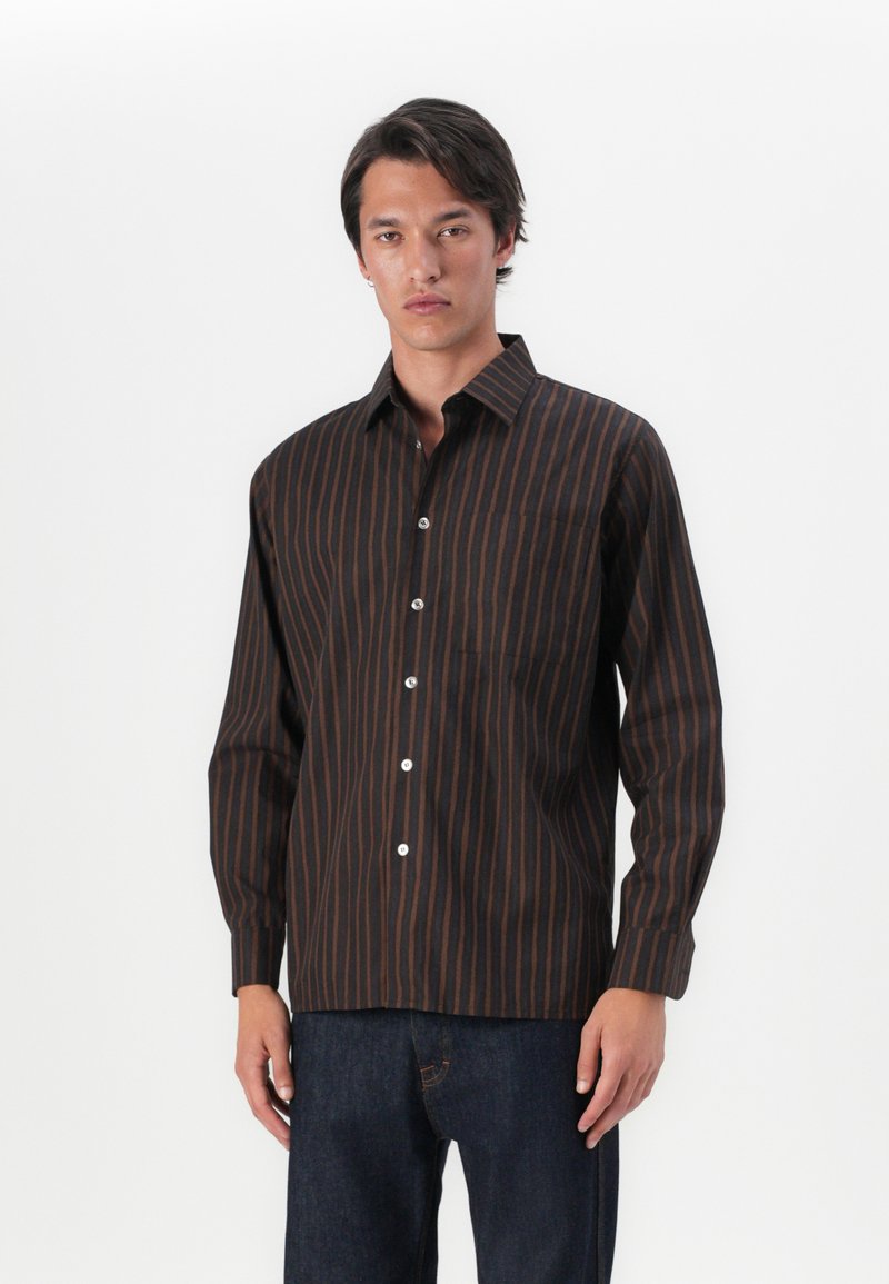 Marimekko JOKAPOIKA UNISEX - Button down-skjorte - black/brown