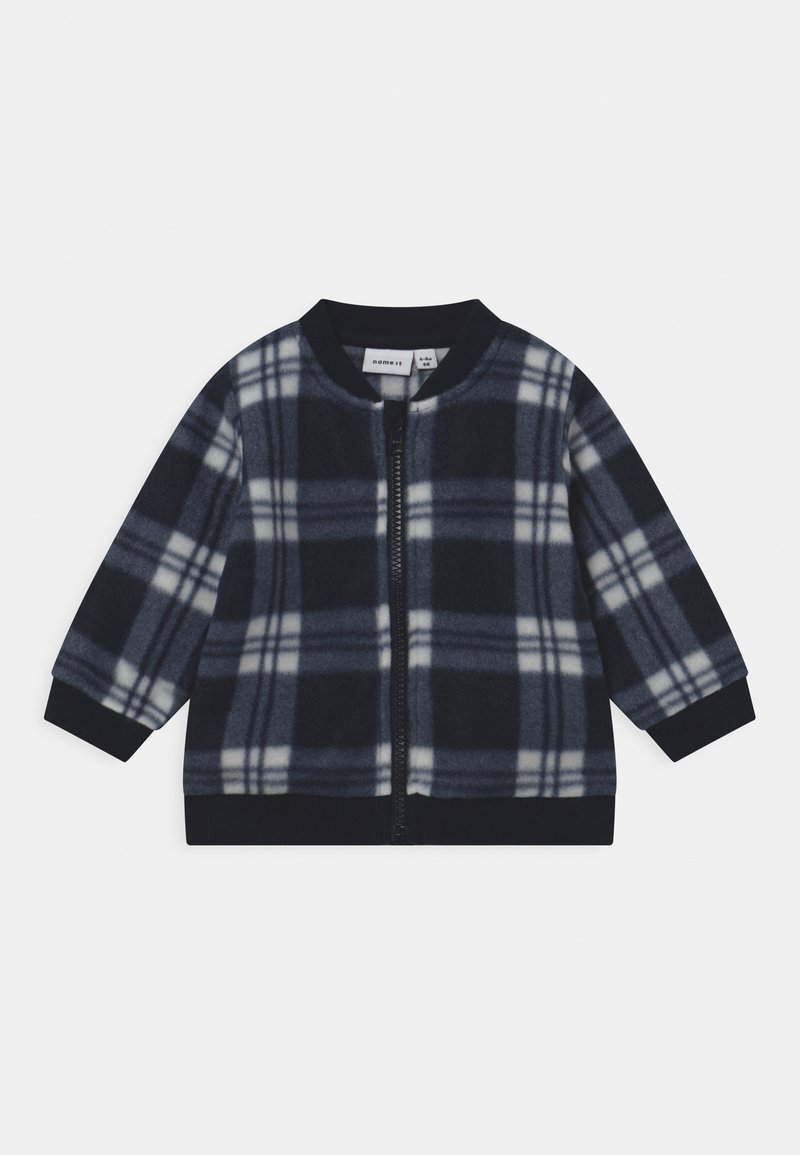 Marineblau karierter Fleece-Jacke mit langen Ärmeln, gerippten Bündchen und Kragen. Sie verfügt über einen frontalen Reißverschluss und hellgraue Karos auf dunklem Hintergrund.
