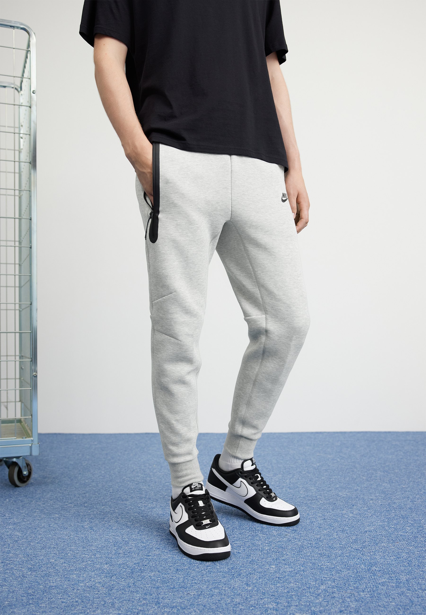 Grey Tuta Nike Grigia Pantalone NIKE Pantalone Tuta Leggero Uomo Swoosh  Tech Fleece Pant DK GREY