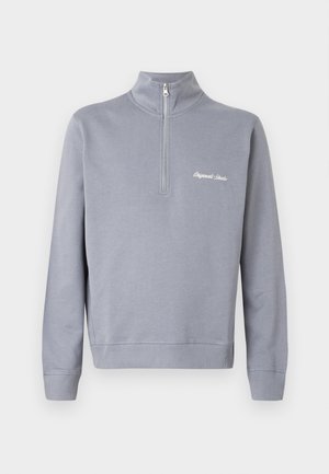 Grå sweatshirt med kvartszip, ribbad krage och muddar, mjuk textur och broderad text på bröstet. Avslappnad passform.