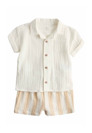 Kortærmet cremefarvet skjorte med knapper og brystlomme, kombineret med beige og hvide stribede shorts til småbørn.