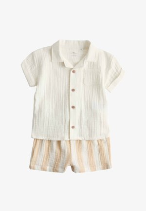 Kurzärmeliges cremefarbenes Hemd mit Knöpfen und Brusttasche, kombiniert mit beige-weiß gestreiften Shorts für Kleinkinder.