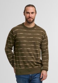 Olivgrüner Pullover mit beigem Streifenmuster, Rundhalsausschnitt, gerippte Bündchen und Saum, mittlere Strickstruktur, lockere Passform.