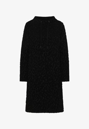 Zwarte jurk met een hoge kraag, mouwen van gemiddelde lengte en trekkoorden. Voorzien van een getextureerd luipaardpatroon over de hele jurk.