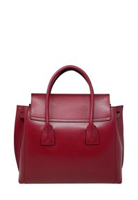 Czerwona skórzana torebka o usztywnionej formie, płaskim dnie, dwóch krótkich uchwytach oraz gładkiej fakturze. Posiada zapięcie na klapkę i minimalne akcenty.