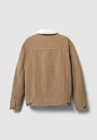 Braune Cordjacke mit einem weißen Kunstfellkragen, geknöpften Manschetten und zwei unteren Knopfakzenten. Der Rücken hat eine vertikale gerippte Textur.