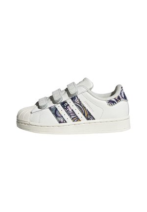 Hvid sneaker med tre velcrolukninger, med mønstrede lilla og gule striber og hæl accenter, samt gummiforstærket tådesign.