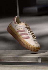 Unselected, cream white/warm clay/sand strata