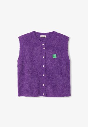 Veste sans manches tricotée violet avec un motif texturé, cinq boutons blancs sur le devant, et une petite étiquette de marque verte sur le côté gauche.