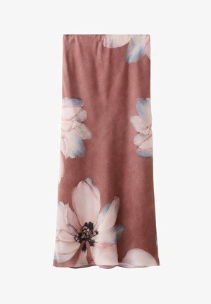 Langer mauvefarbener Rock mit großen weißen und blauen Blumenmustern entlang der Säume und weicher Stofftextur.