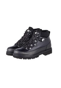 Botas de senderismo de cuero negro con cuerpo texturizado, ojales de metal, cordones negros y una suela de goma resistente; altura hasta el tobillo con un collar acolchado.