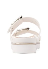 Sandali bianchi con suola spessa e cinturini regolabili. Presentano dettagli in metallo argentato e una texture liscia. La vista posteriore mostra un design minimalista.