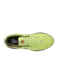 Scarpa sportiva verde lime con tomaia in mesh, dettagli grigi e logo elaborato. Presenta lacci piatti e soletta ammortizzata.