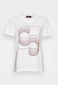 Bílý tričko s krátkým rukávem s abstraktním geometrickým vzorem dvou překrývajících se kruhů a obdélníků v tlumených hnědých, černých a šedých odstínech.