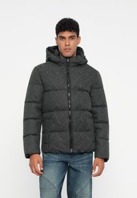 Černá péřová bunda s kapucí, s opakujícím se vzorem vyraženého loga, předním zapínáním na zip a prošívaným designem. Úzký střih.