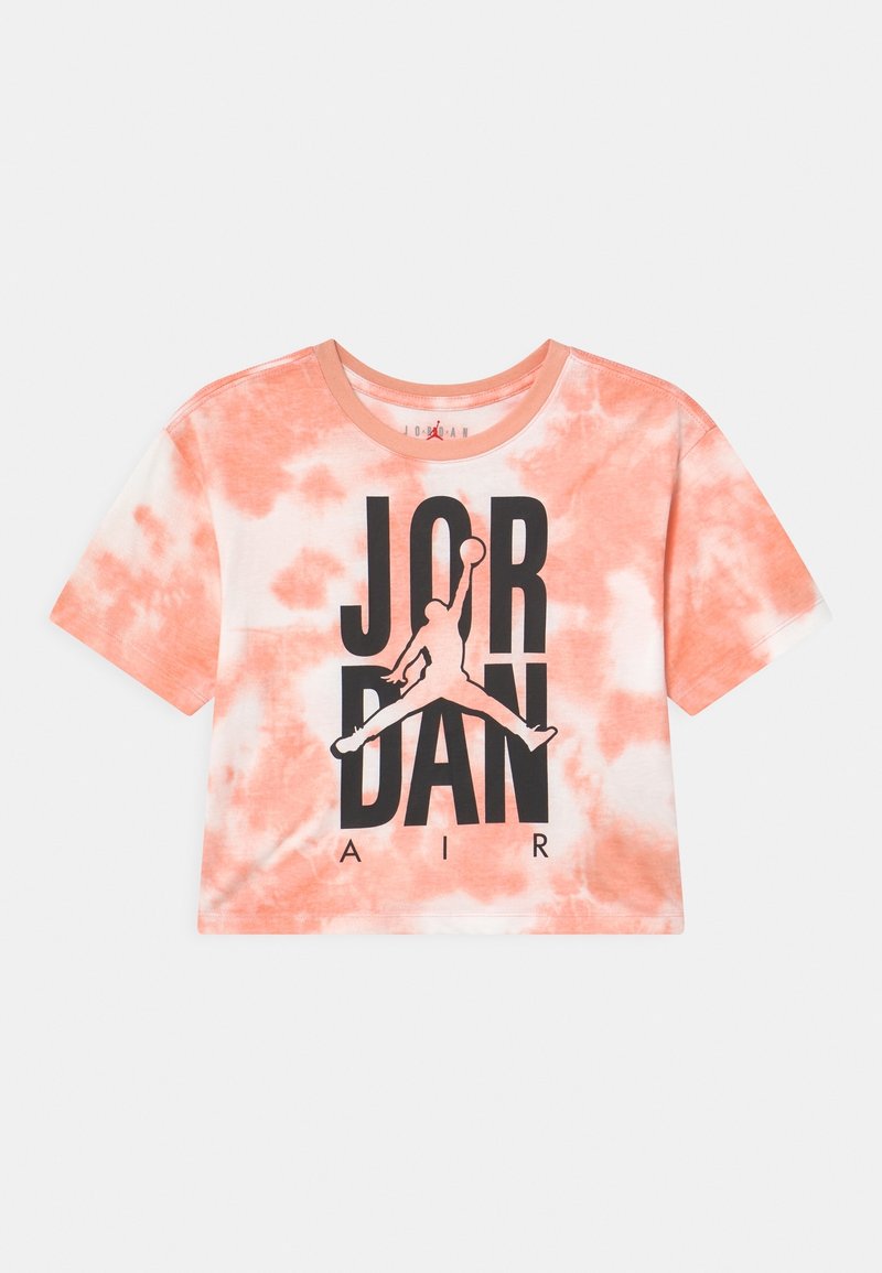 T-shirt court à manches courtes avec motif tie-dye orange et blanc, présentant le texte noir "JORDAN AIR" et le logo Jumpman sur le devant.
