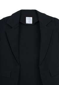 Blazer nero con design su misura, rever a punta e due tasche frontali. Realizzato in tessuto intrecciato, presenta una texture liscia.