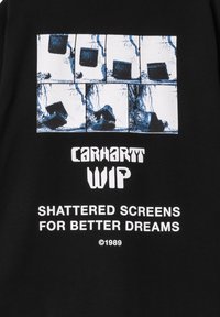 Felpa nera con una grafica di sei immagini in tonalità blu di schermi frantumati. Il testo bianco recita "Carhartt WIP" e "Schermi frantumati per sogni migliori."