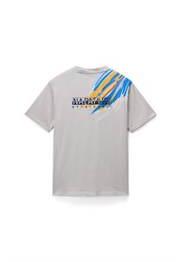 Grå bomulds t-shirt med farverige penselstræk-grafikker i blå, gul og hvid. "NAPAPIJRI" logo i marineblå trykt på ryggen. Regular fit.