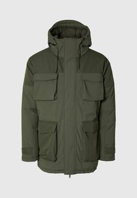 Olivgrön puffjacka med hög krage och justerbar huva. Har flera framfickor och dragkedjestängning. Förstärkt sömdetalj.