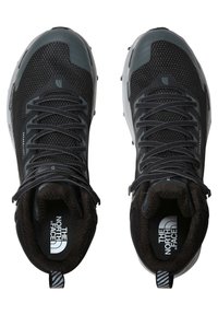 Zwarte en grijze wandel schoenen met een mesh bovenkant, geprinte accenten en een tekstuurrand. Voorzien van grijze veters en een gemarkeerde inlegzool.